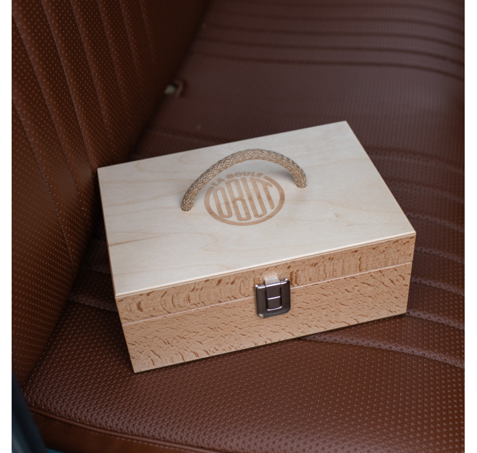 Wooden case with six balls Wooden case with six balls