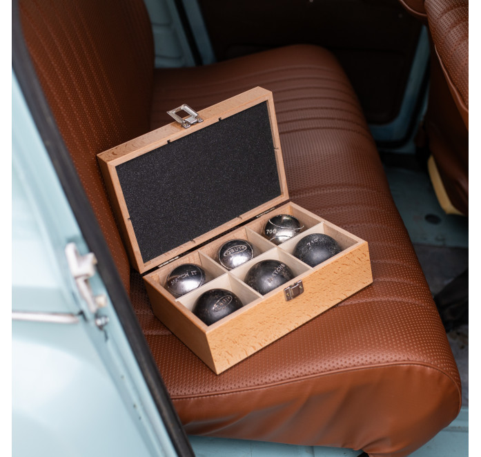 Wooden case with six balls Wooden case with six balls