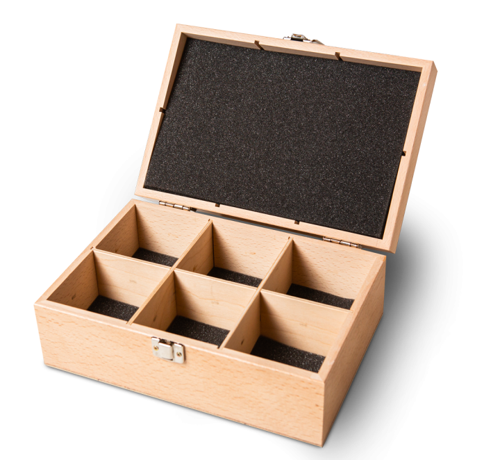 Houten kist met 6 ballen Houten kist met 6 ballen