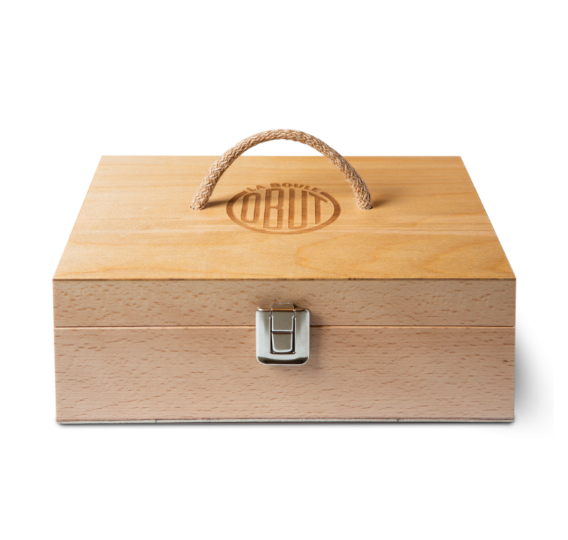 Wooden case with six balls Wooden case with six balls
