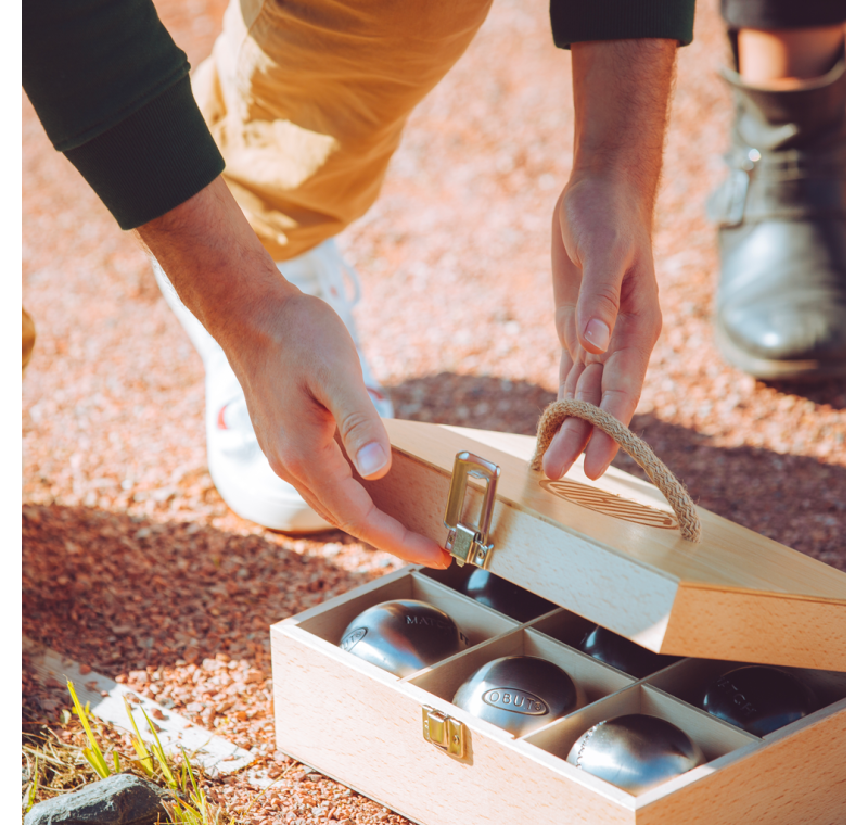 Wooden case with six balls Wooden case with six balls