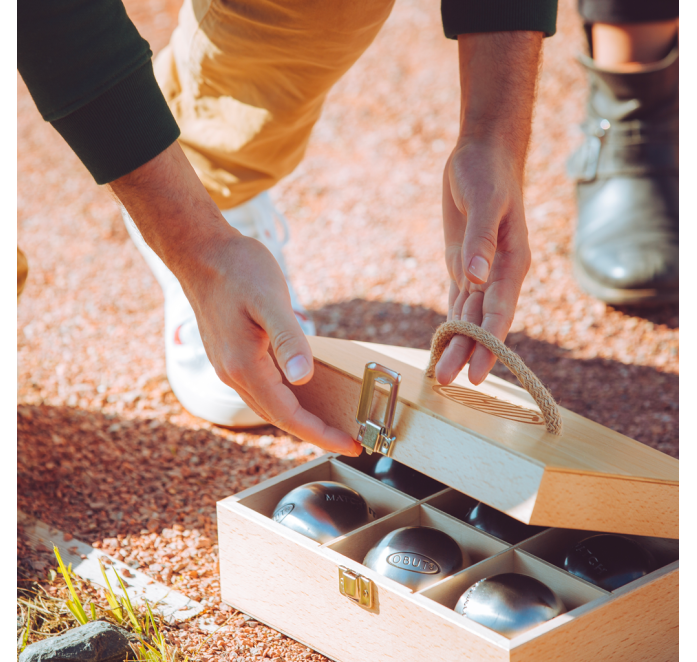 Wooden case with six balls Wooden case with six balls