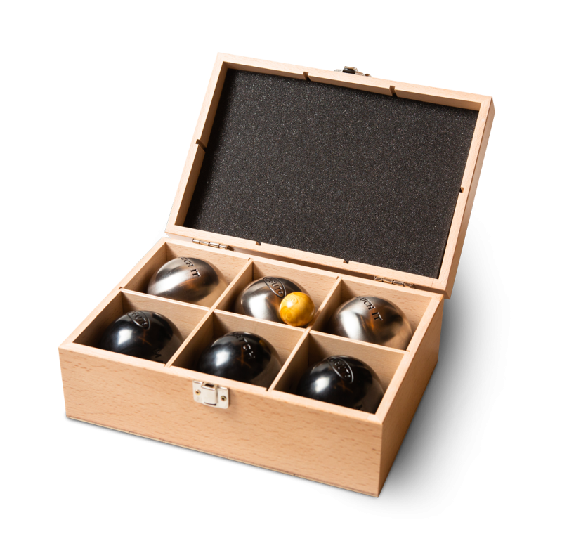 Wooden case with six balls Wooden case with six balls